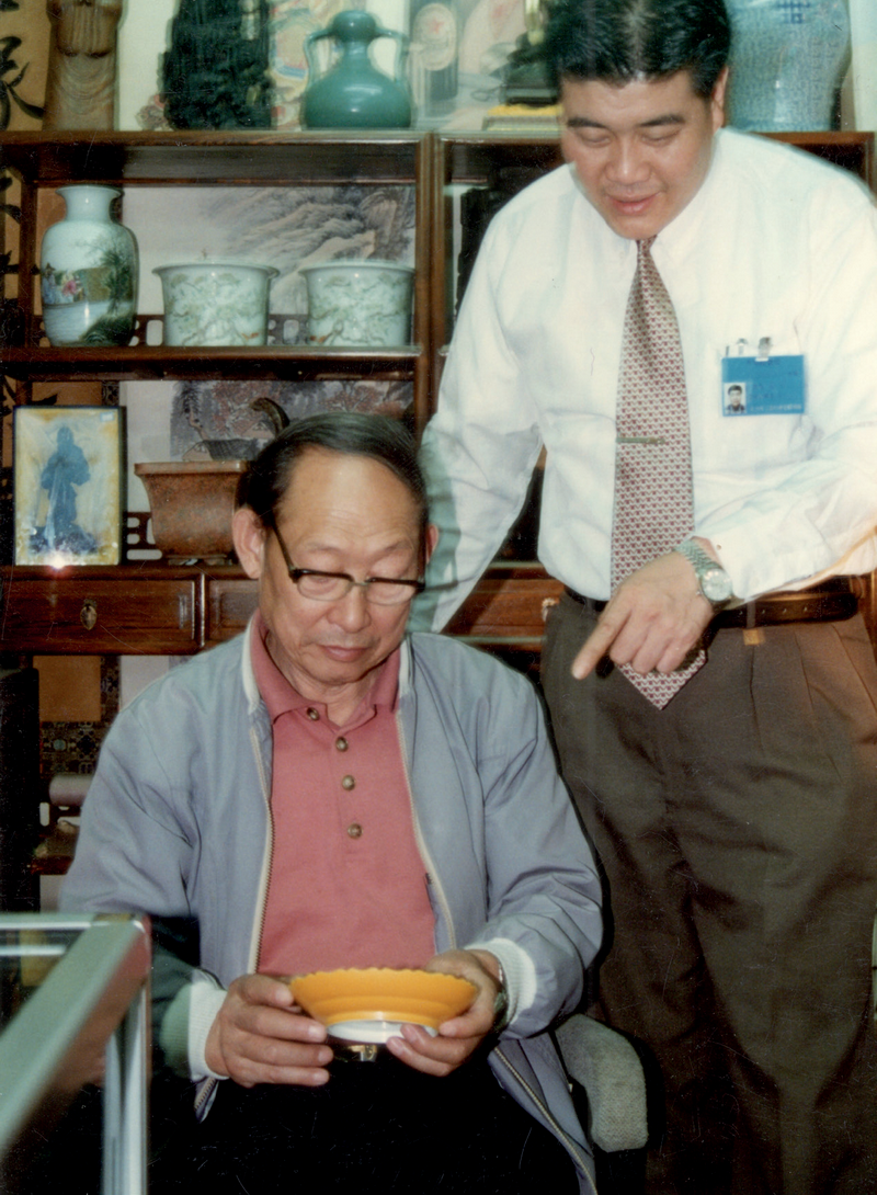 1643166225776207.png 孙学海细心为古玩城商户藏品做鉴定.PNG