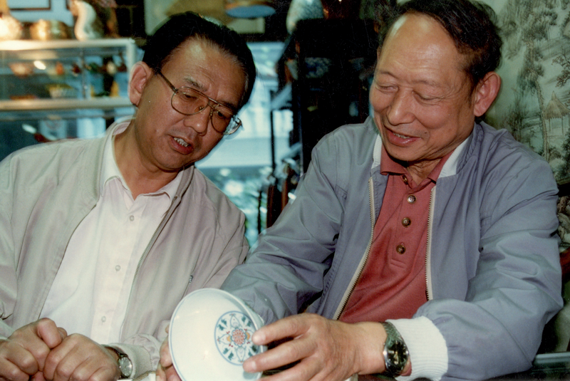 1643166281779821.png 孙学海细心为古玩城商户藏品做鉴定2_调整大小.PNG