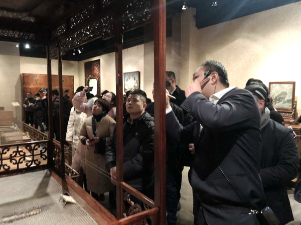 今年1月10日,“红木游学团”走进观复博物馆 今年1月10日,“红木游学团”走进观复博物馆