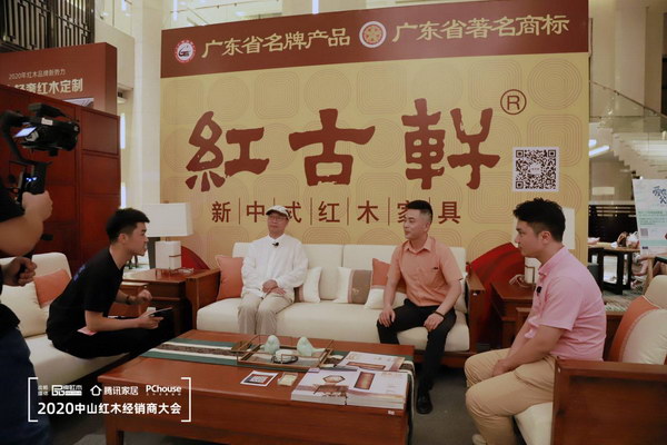 中山红古轩区域经理刘利华(右二)在中国红木三大品类机会优选品牌直播招商会上介绍红古轩新中式产品的设计定位和特点 中山红古轩区域经理刘利华(右二)在中国红木三大品类机会优选品牌直播招商会上介绍红古轩新中式产品的设计定位和特点