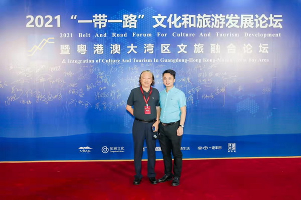 全国工商联民间文物艺术品商会会长宋建文(左)与全联艺术红木家具专业委员会执行会长、中山市红木古典家具学会会长、腾讯家居红木&品牌红木总编林伟华在2021“一带一路”文旅发展论坛现场合影 全国工商联民间文物艺术品商会会长宋建文(左)与全联艺术红木家具专业委员会执行会长、中山市红木古典家具学会会长、腾讯家居红木&品牌红木总编林伟华在2021“一带一路”文旅发展论坛现场合影